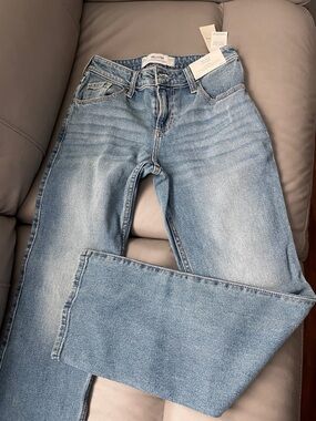 Hollister Women’s Light Wash low- Rise relaxed straight Jeans